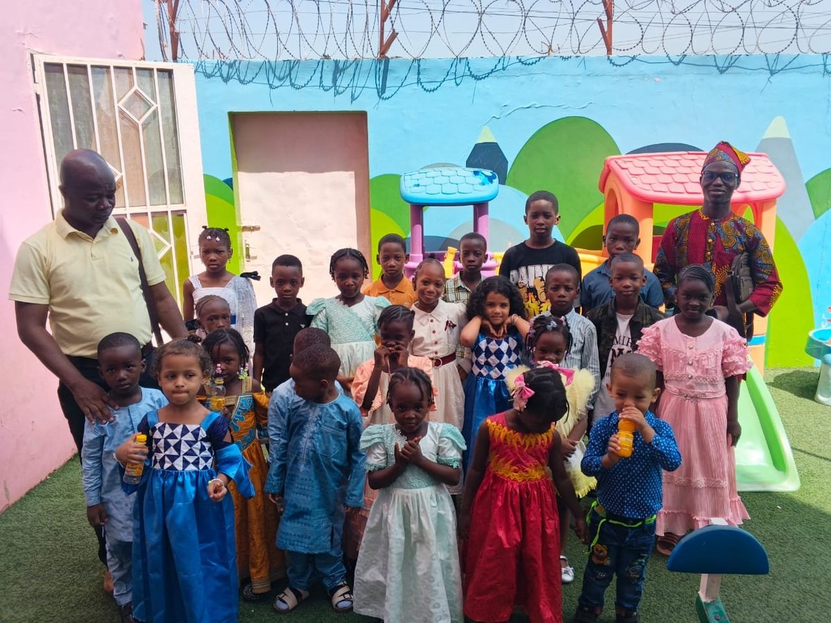 Photo de groupe des enfants et éducatrices dans la cour du Complexe Rokia Traoré